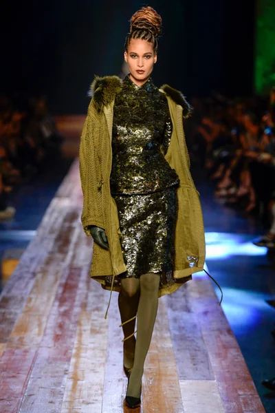 Look 18